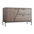 Moderne houten kast met metalen poten en geometrisch ontwerp